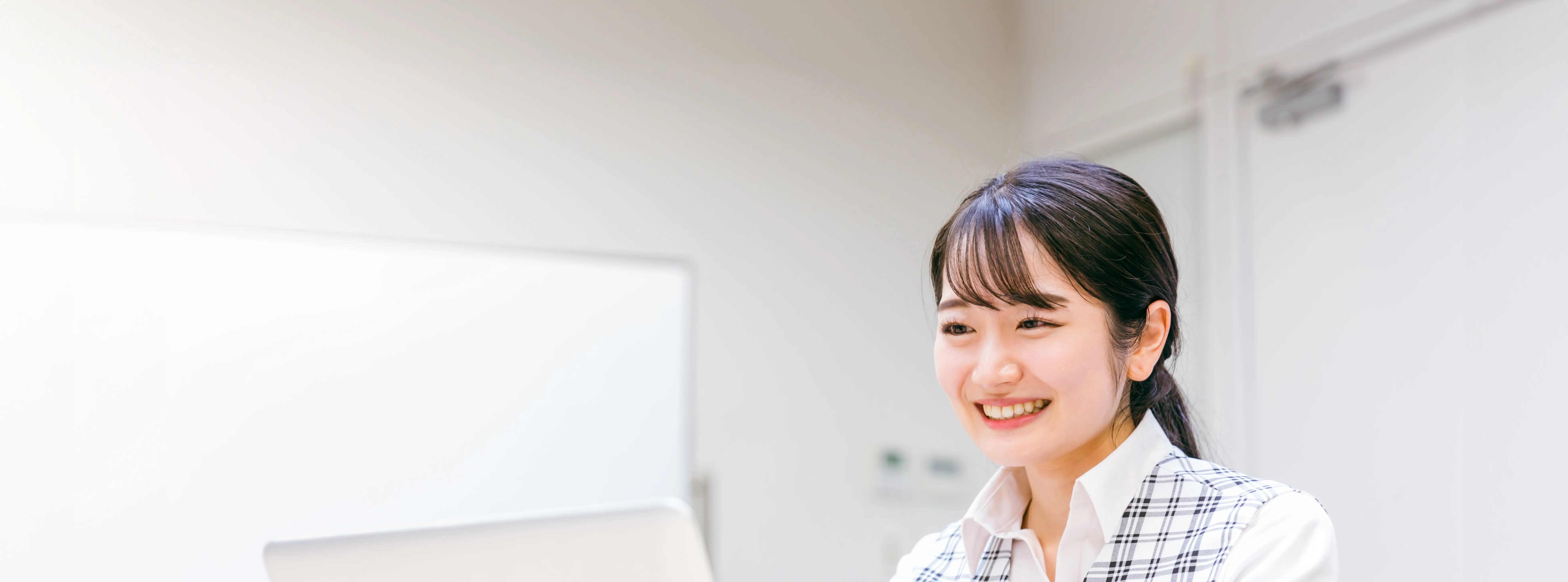 事務仕事をする女性